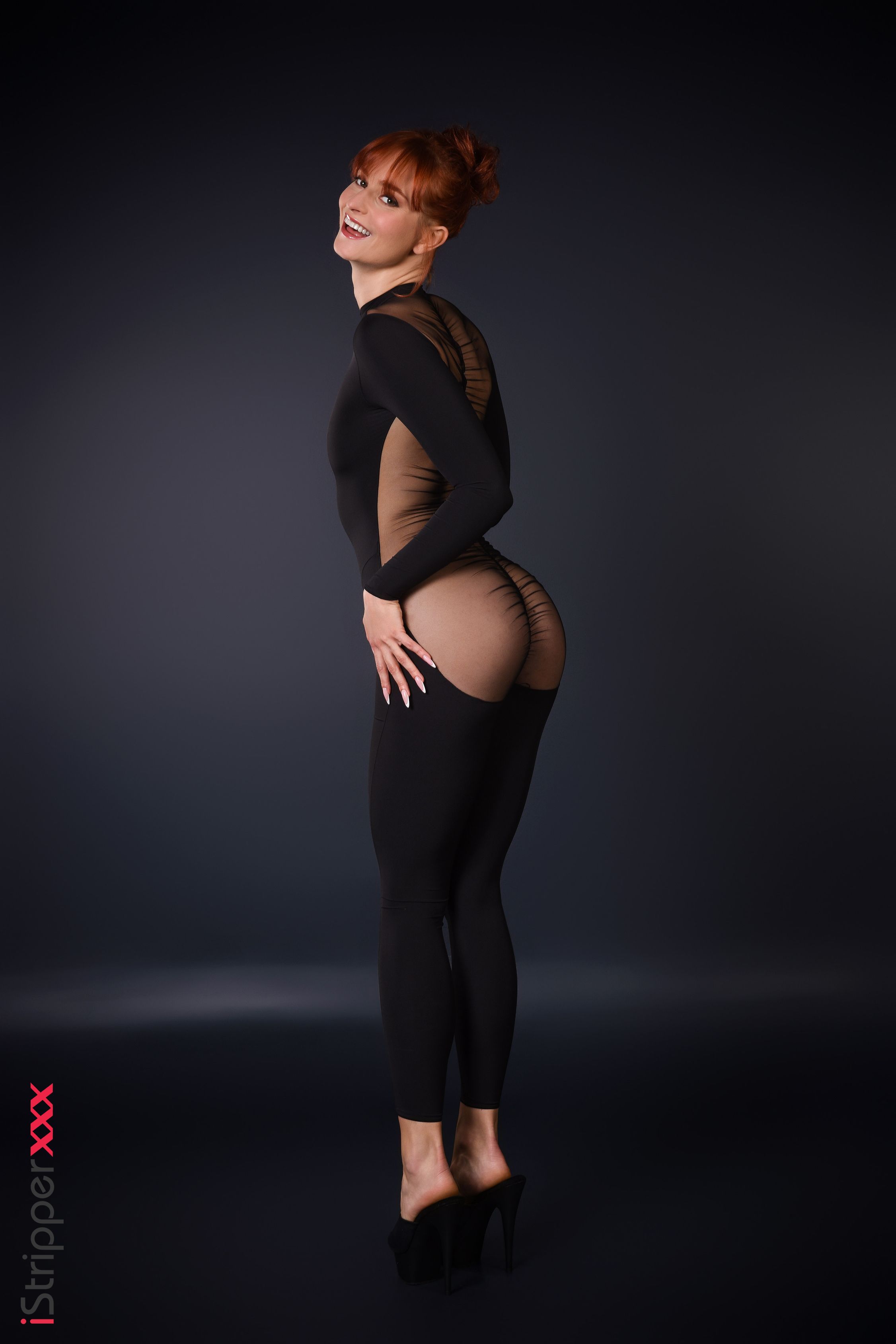 Dolly Dyson in Istripper set Pile Ou Face?