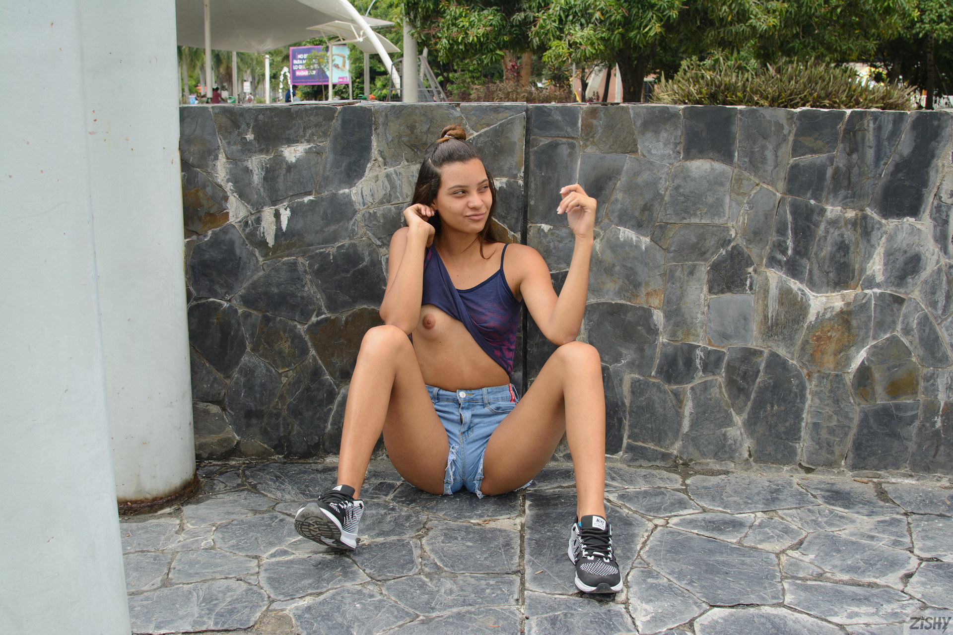 Tenaya Dauda in Zishy set Explore Colombia 1