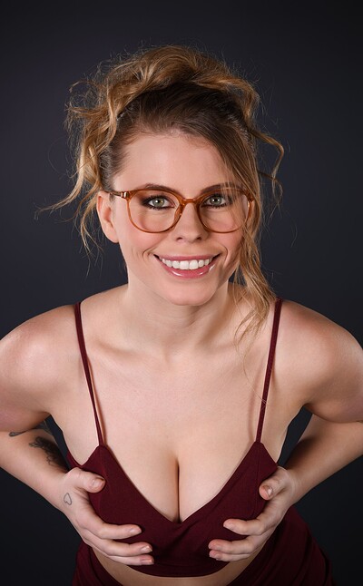 Samantha Joiner in Istripper set The Sexologist