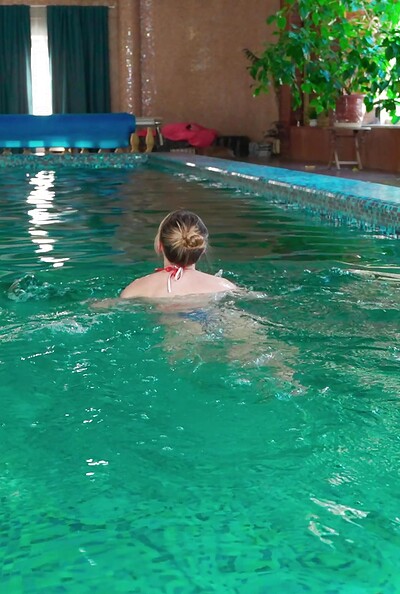 Nixie Vale masturbates for you after you take off her bikini in the water.