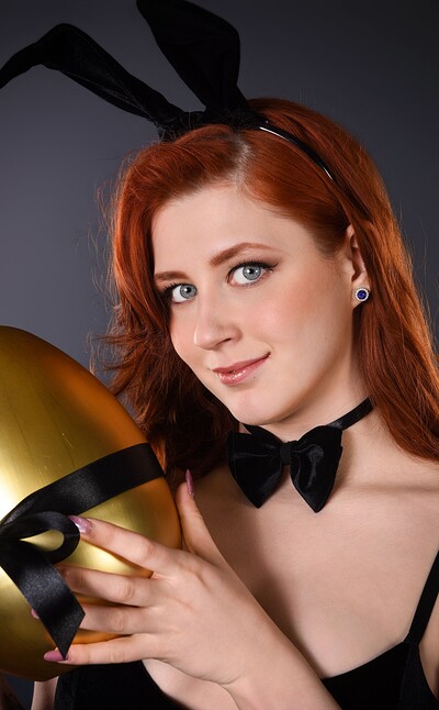 Alice Seduce in Golden Easter from Istripper