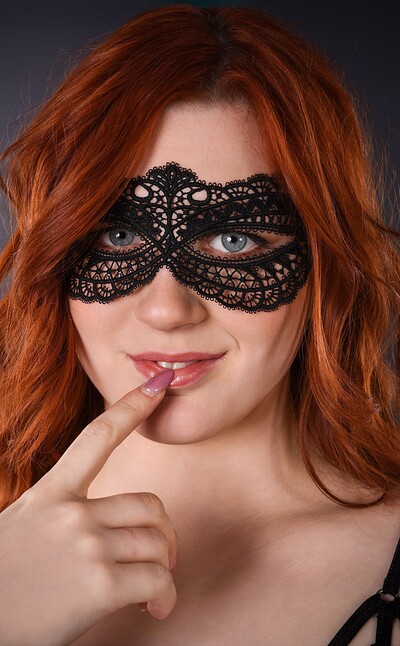 Alice Seduce in Emerald Thief from Istripper