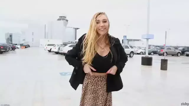Kendra Sunderland flashing her boobs at an airport